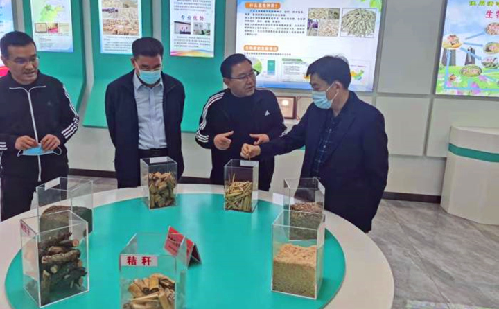 郝吉虎深入了解木屑造粒機(jī)生產(chǎn)線工作情況和顆粒機(jī)加工的生物質(zhì)原料的收、儲(chǔ)、運(yùn)和產(chǎn)品的生產(chǎn)、銷售、運(yùn)輸?shù)拳h(huán)節(jié)
